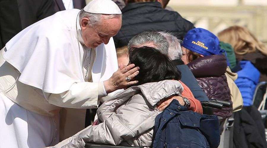 Santa_Palabra's tweet photo. "Para cambiar el mundo, es necesario hacer el bien a quien no puede darnos nada a cambio". Papa Francisco https://t.co/hC7rl6RjiX