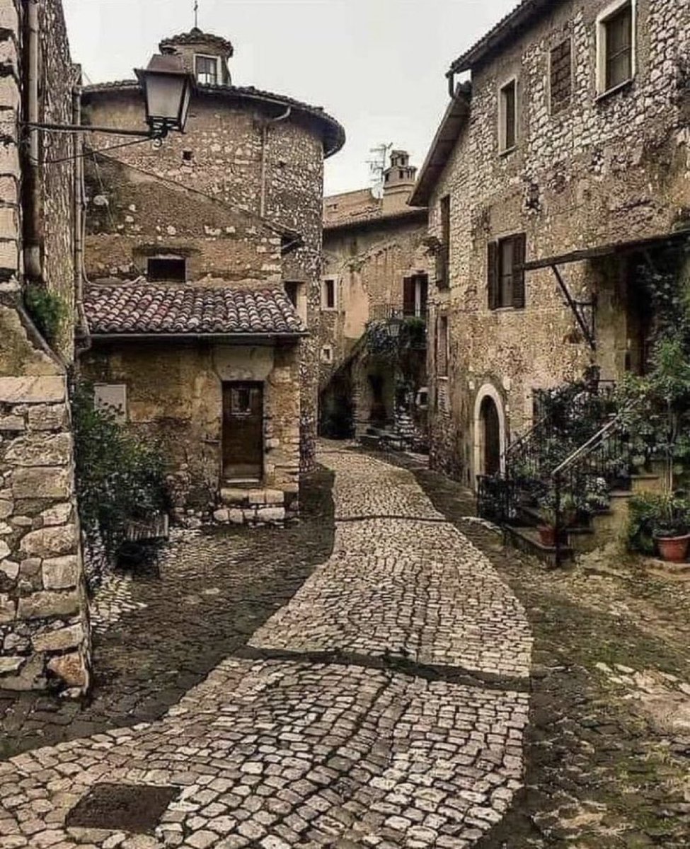 13. yüzyıldan kalan bir kasaba. 

🏛Sermoneta, İtalya.