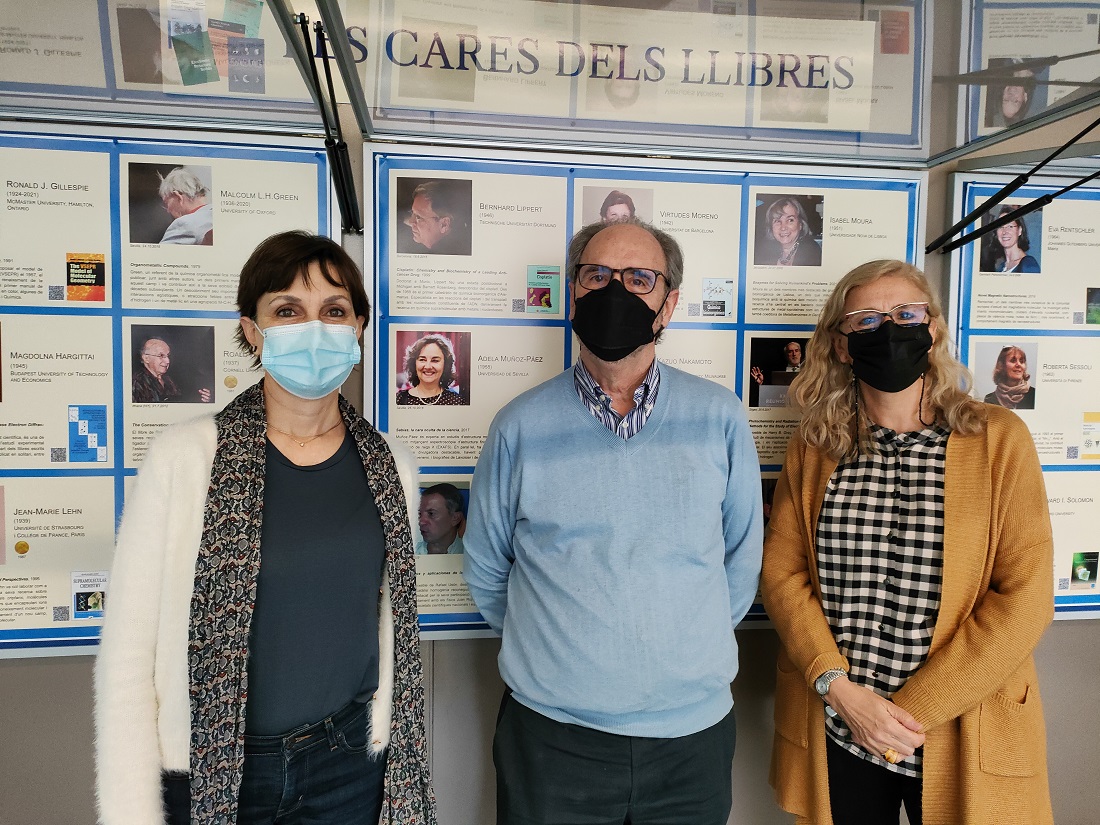 Vine a veure ‘Les cares dels llibres’, l’exposició de @Bibfiq, comissariada per Santiago Álvarez, professor emèrit de la Facultat de Química de la #UniBarcelona
📚bit.ly/3sXGXLj

#CRAIFísicaiQuímica  #CulturaUB