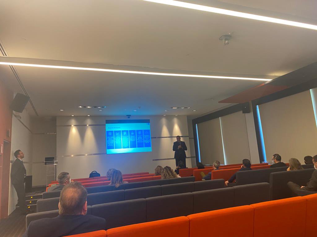 Esta mañana hemos compartido con nuestros agentes exclusivos especialistas en asesoramiento financiero-patrimonial de la D.Territorial Centro, la estrategia y posicionamiento del grupo Santalucia en vida, ahorro e inversion. Seguimos #construyendofuturo juntos <a href="/santalucia_seg/">Santalucía Seguros</a>