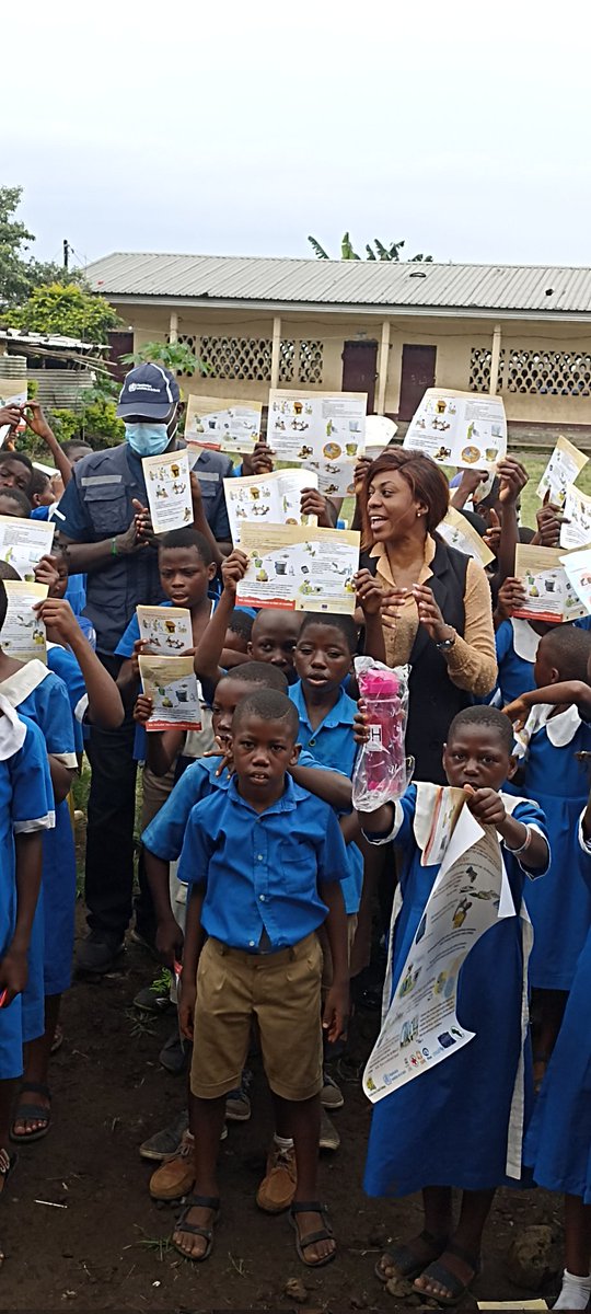 LemzoMbaye's tweet photo. Students and Teachers together to fight against Cholera in Idenau, South-West @MinsanteCMR @WHOAFRO @Cholera_hub @womeninGH @LucreceEteki @nicolembarga https://t.co/V3wFk6AkOT