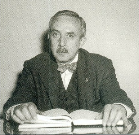 HistoriayDatos's tweet photo. 10 de marzo de 1976 muere en CDMX el historiador, economista, sociólogo, politólogo y escritor mexicano Daniel Cosío Villegas.  Estudió Derecho en la UNAM. Fue un duro crítico de la política mexicanas y un estudioso de la historia del país, en especial, del México contemporáneo. https://t.co/XDLu7v3xBK