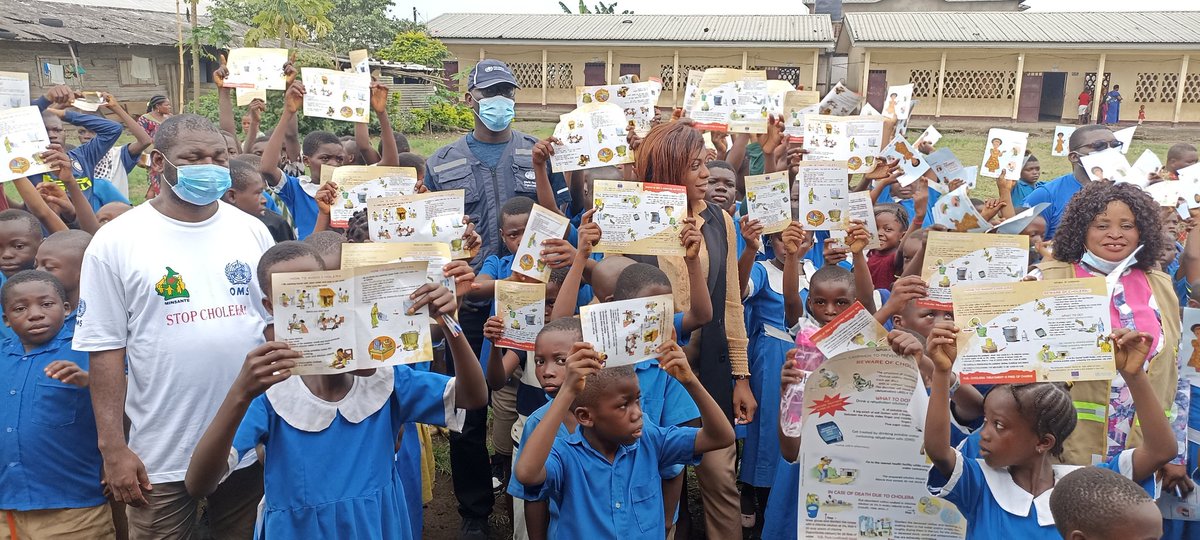 LemzoMbaye's tweet photo. Students and Teachers together to fight against Cholera in Idenau, South-West @MinsanteCMR @WHOAFRO @Cholera_hub @womeninGH @LucreceEteki @nicolembarga https://t.co/V3wFk6AkOT