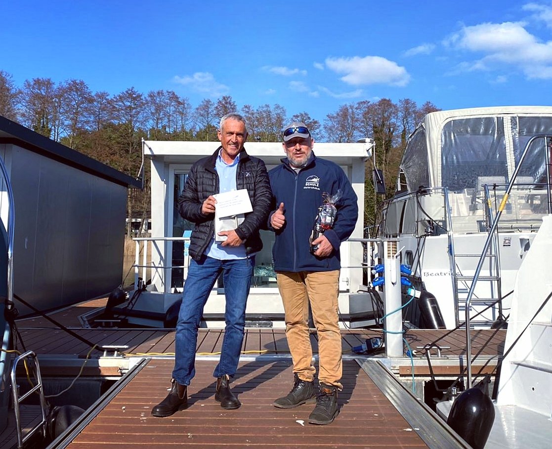 Heute begrüßte Hafen-Heino den ersten Gast der Saison bei herrlichem Sonnenschein. Wir wünschen viel Spaß und Erholung an Bord der Urlaubsyacht. #seenplatte #urlaub #hausboot #ferien #ohnefuehrerschein