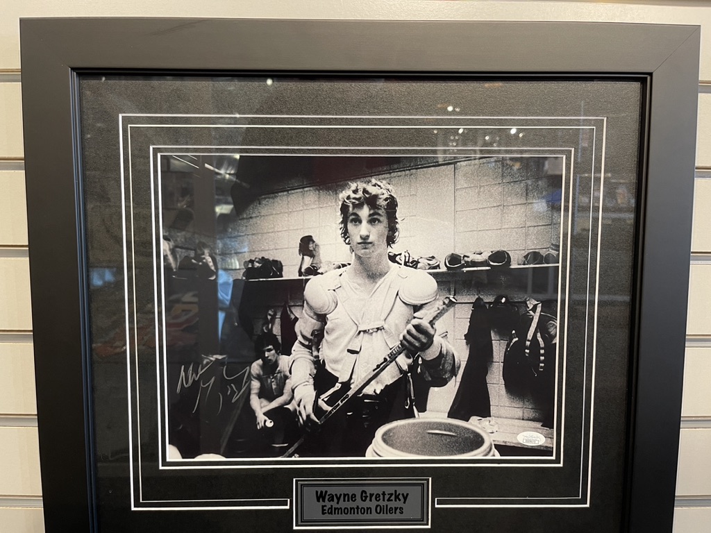 Let’s take a look at #thegreatone wayyyyyyy back when!  Take this gem home to a special place on your wall. 🐸 😊
#TBT #waynegretzky #autographedmemorabilia #edmontonoilers