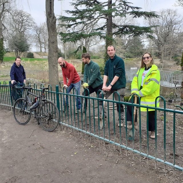 We are thrilled that our new friends @TreesforCities are helping out onsite today alongside @idverde_Bromley Thank you so much for your help!! 🙌💚🦖