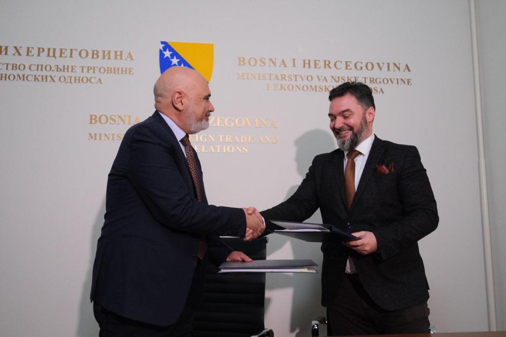 UN_BiH's tweet photo. Agriculture, forestry &amp; fisheries constitute the backbone of 🇧🇦 economy. 
By signing the new accord between @FAO and Ministry of Foreign Trade and Economic Relations, the parties pledged to ensure sustainable, resilient &amp; inclusive growth of the sector.
📰https://t.co/awOE9HAqU9 https://t.co/RbDwbxkfEp