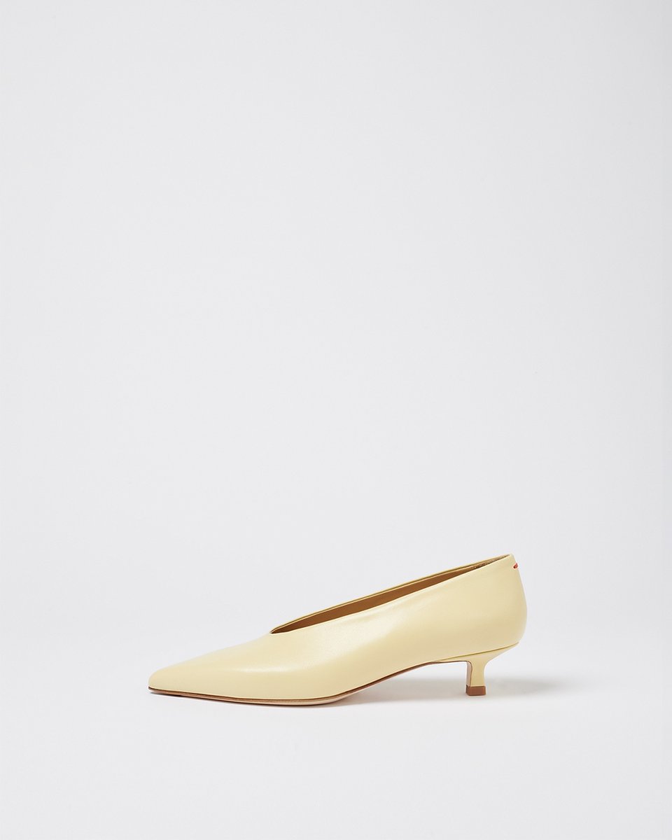 thisisaeyde's tweet photo. Meet CLARA, the pointed-toe heel bringing contemporary flair to a classic shape.

Shop now at https://t.co/kPjuyX8OZz https://t.co/o1yX0er0jn