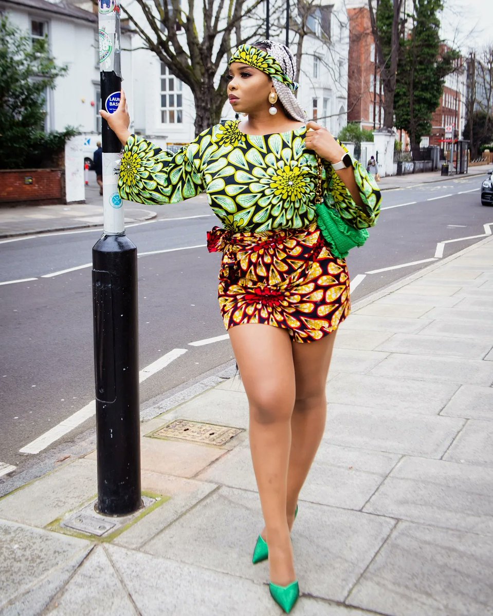 yemialadee's tweet photo. Kai! I go like stand for Bustop like this in Lagos o! Which area go make sense? https://t.co/cj9PZ11DLZ