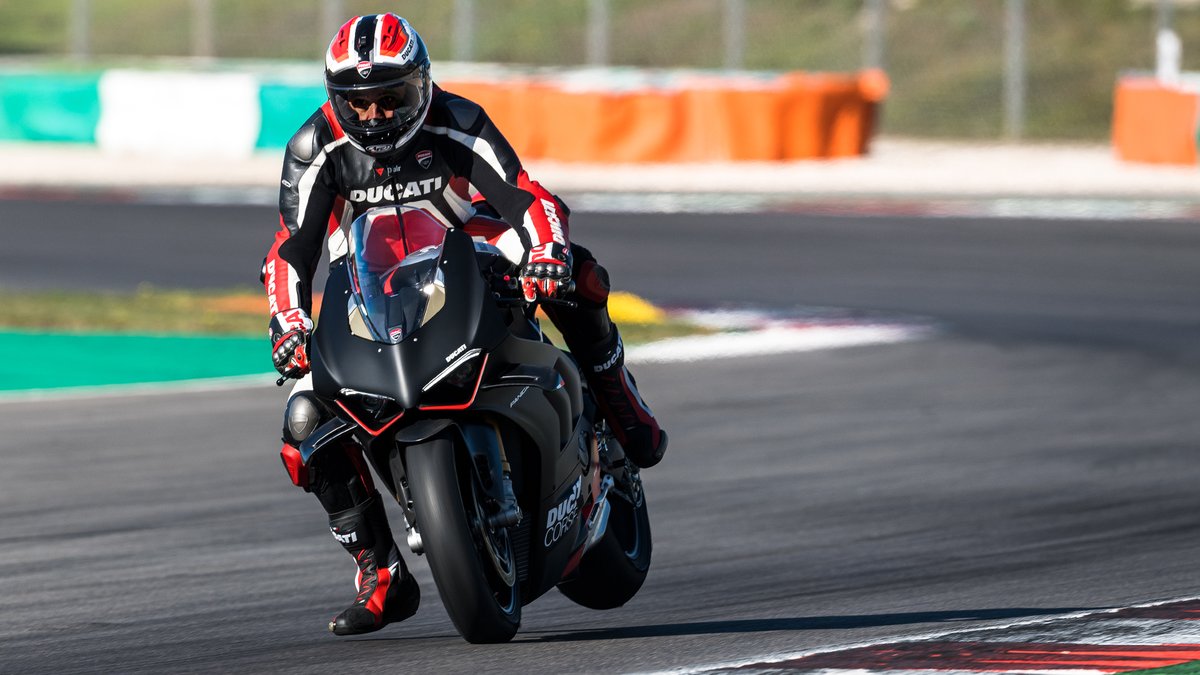 DucatiFrance's tweet photo. Ducati présente la #PanigaleV4SP2 : "La machine ultime de course"
#TheUltimateRacetrackMachine #Ducati https://t.co/P3DDWeE4J6
