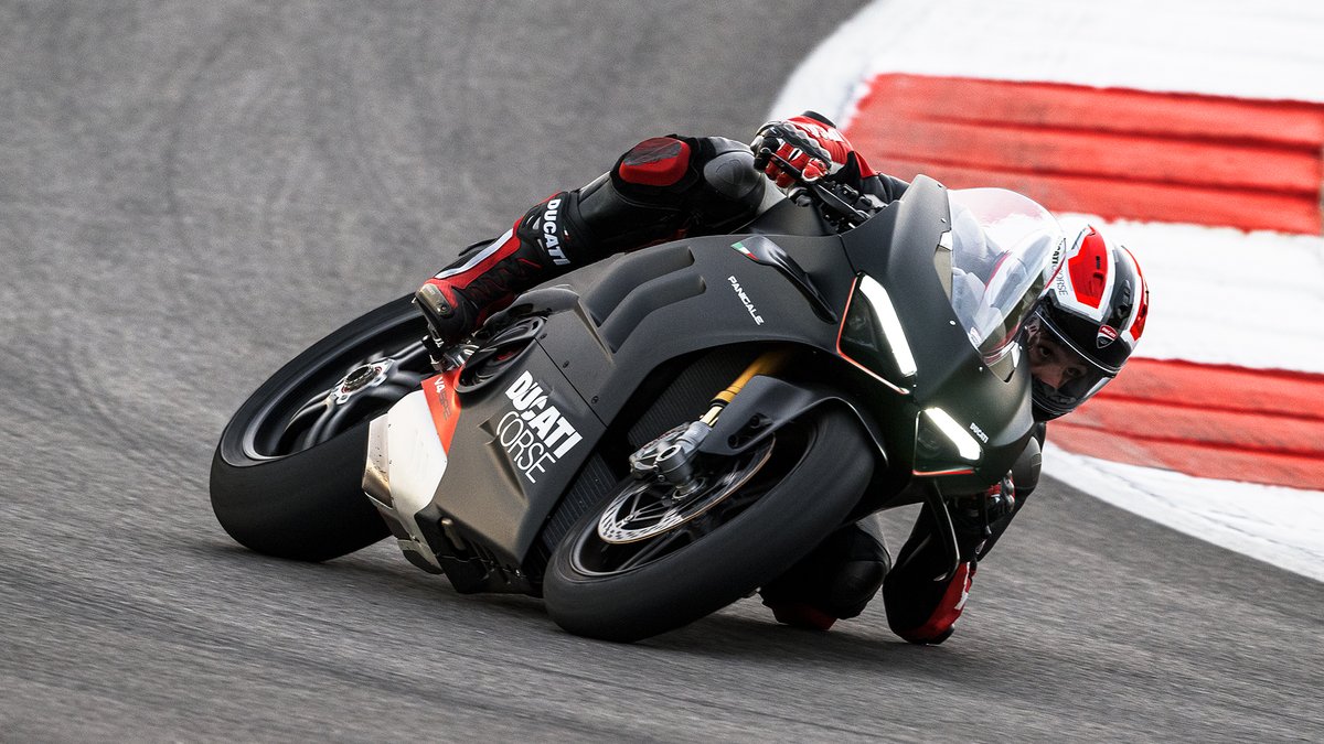 DucatiFrance's tweet photo. Ducati présente la #PanigaleV4SP2 : "La machine ultime de course"
#TheUltimateRacetrackMachine #Ducati https://t.co/P3DDWeE4J6