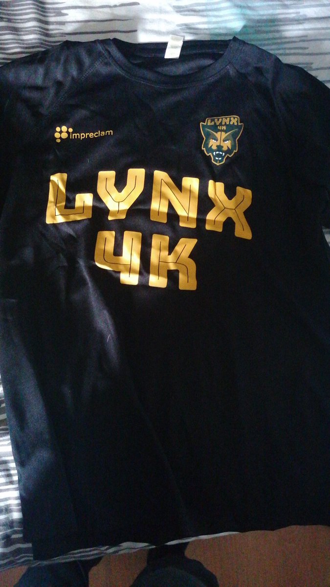 X_RuBeN_9's tweet photo. Dar las gracias a mi familia @Lynx4K_ESPORTS @Lynx4k_PS y a mis 3 fieles capitanes @josemamerchan10 @Bojan__9000 @Morysmaf83, esta de locos la camiseta puesta ganó másjajajaja el finde la subo 😝🦊 #siemprelince https://t.co/6ceYN1pcbk