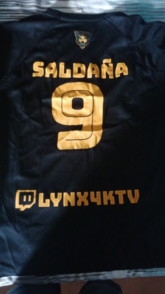 X_RuBeN_9's tweet photo. Dar las gracias a mi familia @Lynx4K_ESPORTS @Lynx4k_PS y a mis 3 fieles capitanes @josemamerchan10 @Bojan__9000 @Morysmaf83, esta de locos la camiseta puesta ganó másjajajaja el finde la subo 😝🦊 #siemprelince https://t.co/6ceYN1pcbk