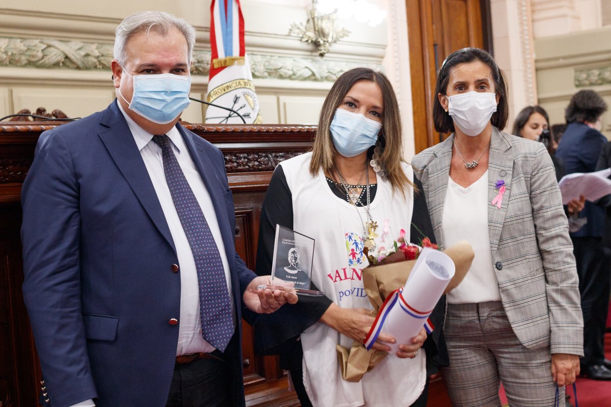 xime_sola's tweet photo. En el #MesDeLaMujer reconocimos a Valientes por la Vida🎀, quienes trabajan desde el acompañamiento y contención de pacientes oncológicos. Gracias por su compromiso, por sus ganas, trayectorias y logros! 💪🏽💜 #8m https://t.co/9fKotEOtpN