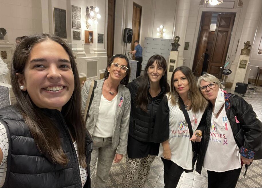 xime_sola's tweet photo. En el #MesDeLaMujer reconocimos a Valientes por la Vida🎀, quienes trabajan desde el acompañamiento y contención de pacientes oncológicos. Gracias por su compromiso, por sus ganas, trayectorias y logros! 💪🏽💜 #8m https://t.co/9fKotEOtpN
