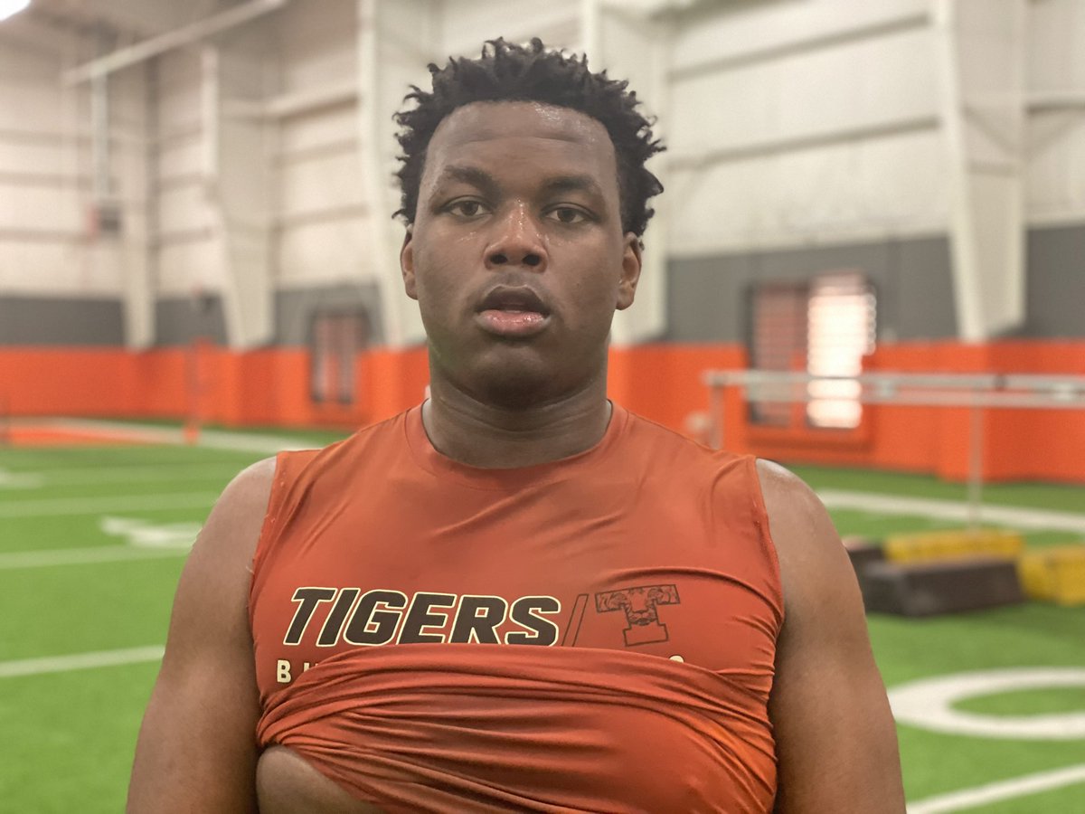 Texarkana Texas High 2023 DL Makyron Whitaker checks in at 6-3, 250 and brings a powerful and versatile presence to the defensive front

@makyron4 | @TexasTexarkana