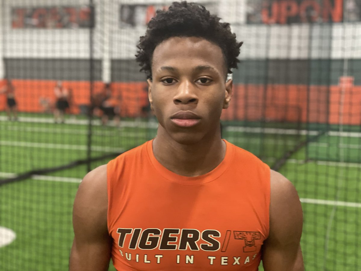 Texarkana Texas High 2024 CB Timothy Austin is a long CB with wet blanket ability on the island. He has people buzzing around T-High this spring

<a href="/Tdawggggggg/">Tim“Himothy” Austin ⭐️</a> | @TexasTexarkana