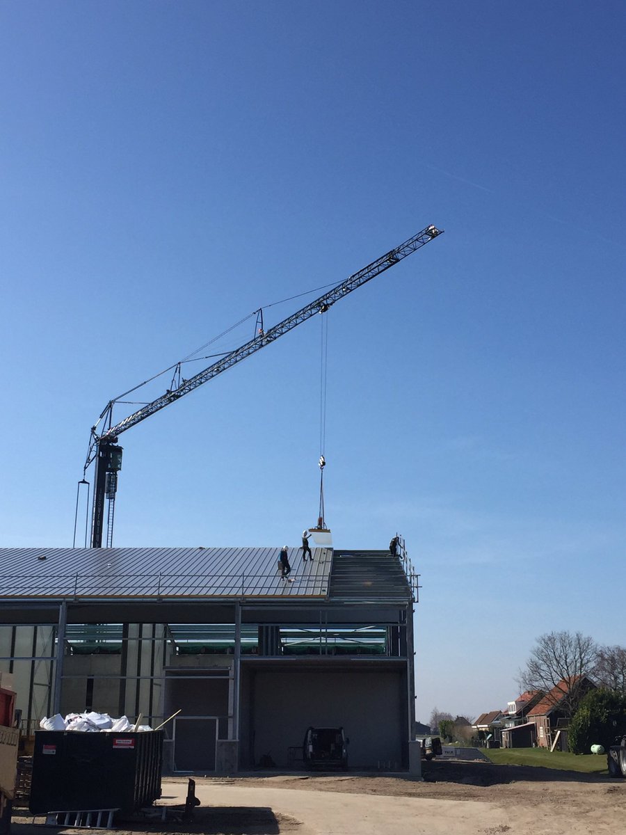 JosC0m's tweet photo. Vandaag bouwcontrole en overleg uitvoerder bij kistenbewaring in Abbenbroek. Tussenwanden zijn geplaatst en de dakmontage gaat erg vlot. Bouwbegeleiding @DLVadvies https://t.co/30V24Es9Ob