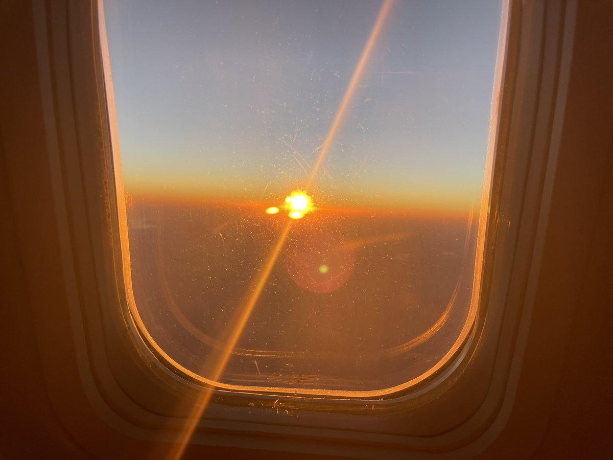 lindseywithe's tweet photo. Two good things about an early flight: a beautiful view and getting to interact with @SouthwestAir friendly employees! https://t.co/Pji4a4Lxx8