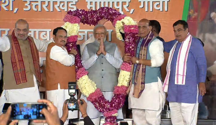 आज चुनाव के नतीजे जो भाजपा के पक्ष में एकतरफा आए हैं, उसकी विजय यात्रा के क्रम में इतनी बड़ी संख्या में आप सब लोग आए हैं।

भाजपा के करोड़ों कार्यकर्ताओं की ओर से मैं प्रधानमंत्री जी का स्वागत करता हूं, अभिनंदन करता हूं।

-राष्ट्रीय अध्यक्ष श्री <a href="/JPNadda/">Jagat Prakash Nadda</a>