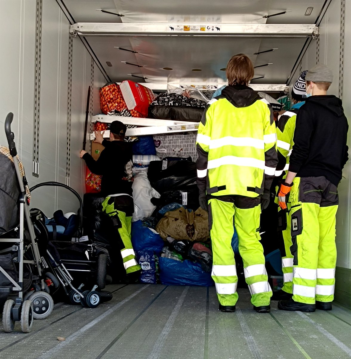 Logistiikka-alan opiskelijamme olivat tällä viikolla opettajiensa kanssa mukana lastaamassa kuormaa, joka lähti avuksi Ukrainaan. Kiitos Mikkelin tuomiokirkkoseurakunta, kun saimme olla mukana auttamassa. 💛💙Kuva: Markku Liukkonen #mikkeli #ammatillinenkoulutus