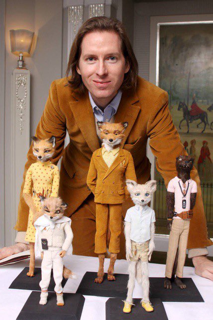 One of my favorite genres of press photos are those of directors of stop-motion animation films posing with their puppets or sets. A thread: Wes Anderson with FANTASTIC MR. FOX puppets