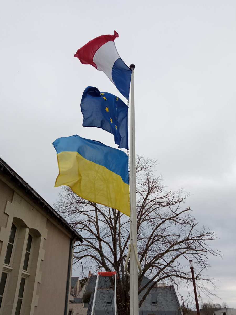 Bouchemaine49's tweet photo. 🇺🇦 En #soutien au peuple #ukrainien, le #drapeau bleu et jaune flotte désormais aux côtés des drapeaux français et européen à la mairie de #Bouchemaine. https://t.co/DKqZvb09ER