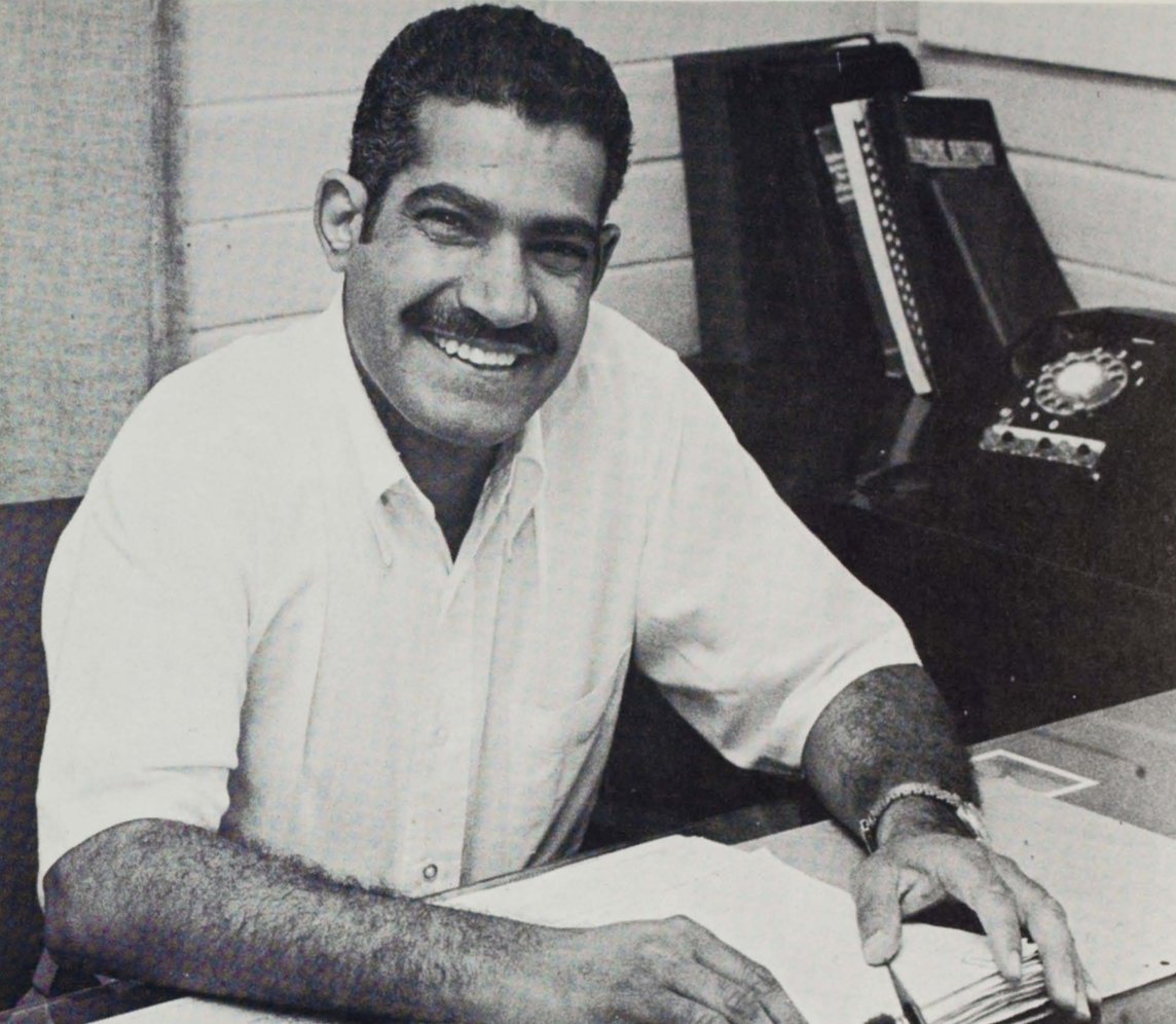 A1history's tweet photo. عواد حمد الفالح العنزي، مدير وممثل العلاقات الحكومية السعودية في مشروع التابلاين، كُلف في منصبه من قبل #ارامكو_السعودية عام 1959/١٣٧٩، يمثلها امام امراء المناطق والمدن ومشائخ القبائل والعشائر ومندوبي الشركات والدول المجاورة على طول خط ومحطات انابيب التابلاين.

📸
١٣٩٤/1974
المشرق https://t.co/dg4mHmJOIS