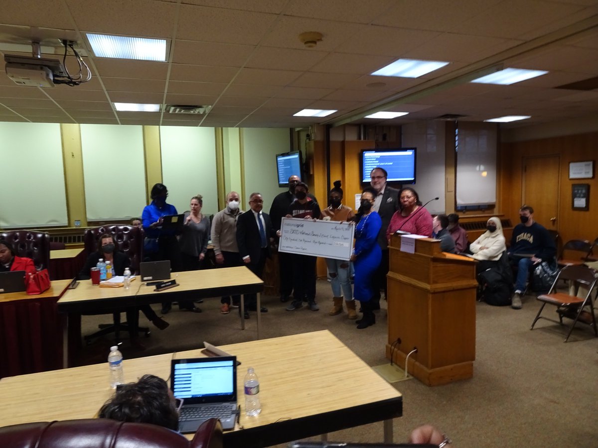 SyracuseSchools's tweet photo. #SCSDGivesThanks to @nationalgridus - they generously donated $100,000 to the SCSD Chapter of @NSBE to help fund the program's annual summer camp. Yolanda Mitchell &amp; Gwendolyn Sanders presented the donation at this month's Board of Education meeting. We appreciate their support! https://t.co/3XieRJWqUD