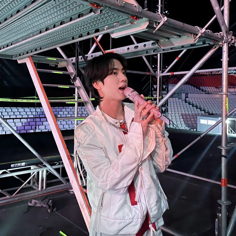 purpleloveplus's tweet photo. [INSTAGRAM]📝

¡Actualización de Seokjin en Instagram!

"Gorra personalizada".
"Un concierto emocionante".

Link del post: (https://t.co/RW2nMiBeu5)

©BTSBaragi_jk | @BTS_twt #BTS https://t.co/TOeENaMbLI