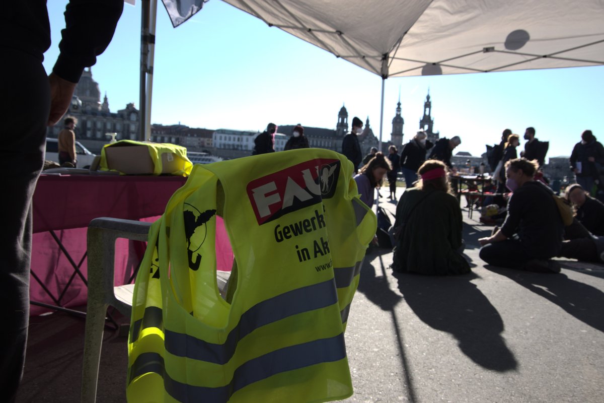 FAU_Dresden's tweet photo. So, mit ein bisschen Verspätung: Wir hatten nach einer kämpferischen Kundgebung vor der #JVA #Chemnitz am #c0603 dank euch allen einen kraftvollen, wundervollen #FemStreik #8M2022 in #Dresden. Hier ein paar Bilder. #dd0803 https://t.co/0BJ74pbSwE