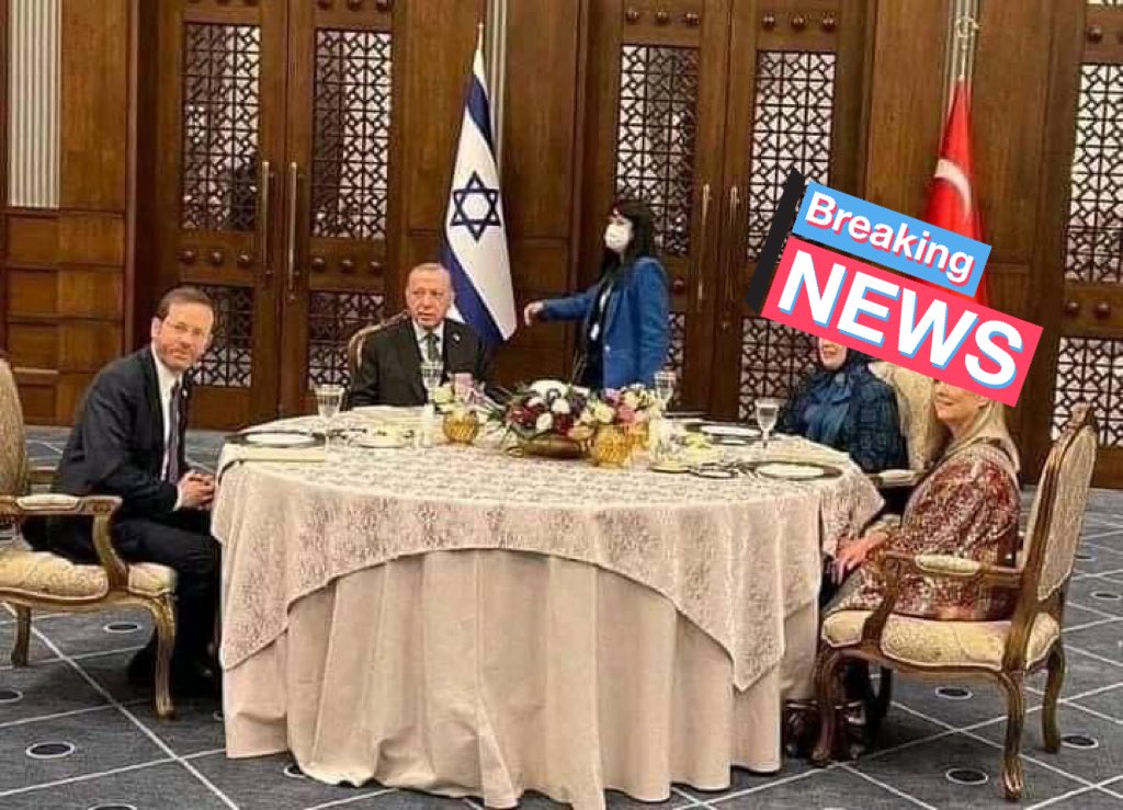 #أردوغان لن يقبل بأحد منافسته #التطبيع 
وسيقدم و يتنازل  على اغلى ما يملك .حتى يظهر وده ل #اليهود من أجل كسب الرضا و البقاء في الحكم و تحقيق إمبراطوريته و خلافته الزائفة