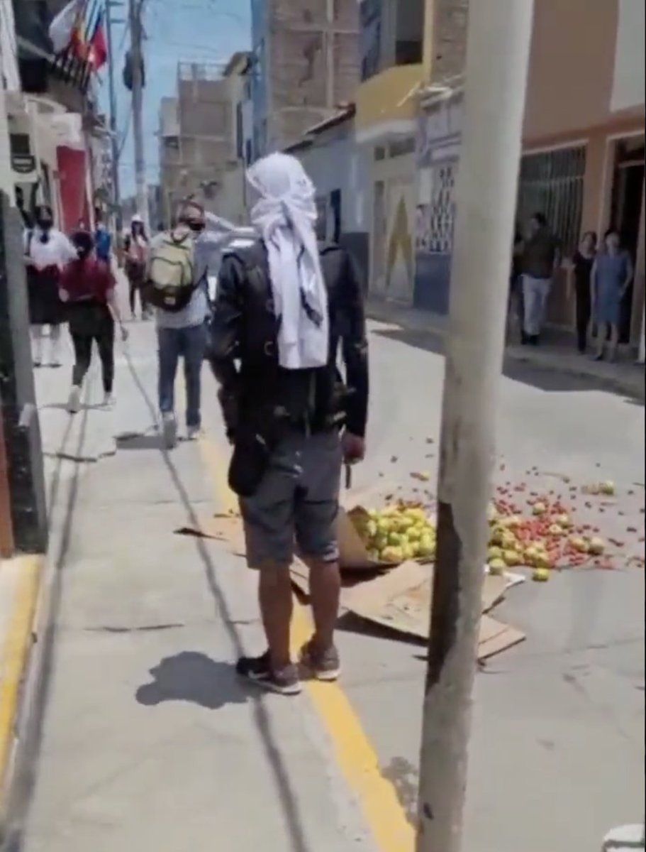 MarcoAvilesH's tweet photo. La desolación de un hombre pobre ante un estado que le roba su fuente de trabajo y destruye su capital.
No vendía cocaína. Vendía frutas. https://t.co/GiYm2Dch7B