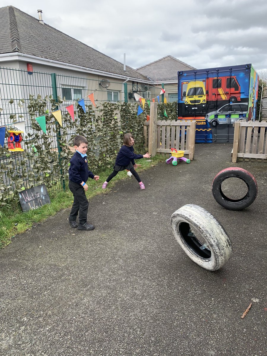 hook_dwrgi's tweet photo. Dosbarth Dwrgi have been busy learning about kinetic energy during our #outdoor learning sessions and mastering the use of @HwbNews . Da iawn pawb 💻🥼 https://t.co/zzVMkKluBn