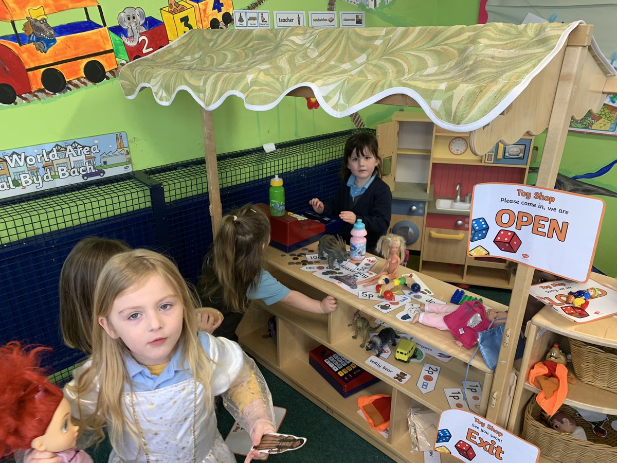hook_dolffin's tweet photo. Dosbarth Dolffin have enjoyed mark making and developing early numeracy and literacy skills whilst using the shop. Da iawn pawb 👏🏻👏🏻👏🏻 https://t.co/sN5YP3AdM0