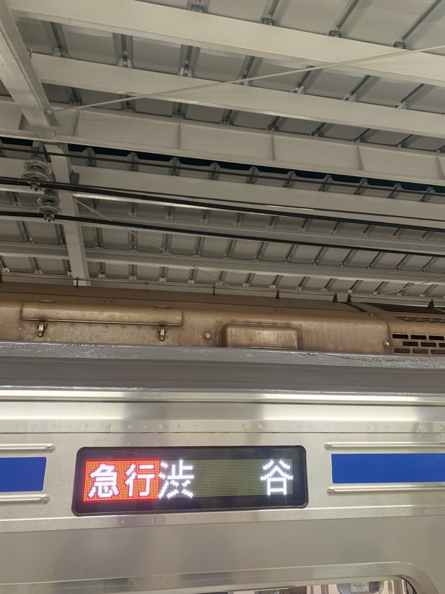 1984_romieo's tweet image. 東急東横線 夜の西武車のアルバイト運用(26M)を記録しています。今度のダイヤ改正で、日中の西武線への乗り入れ短縮に伴い西武車の運用が大きく変わりそうな予感がしています。

自由が丘では渋谷行き同士の緩急接続が見られます。
あとの2枚は渋谷駅4番線に入る折返始発です。

 #東急東横線  #西武車