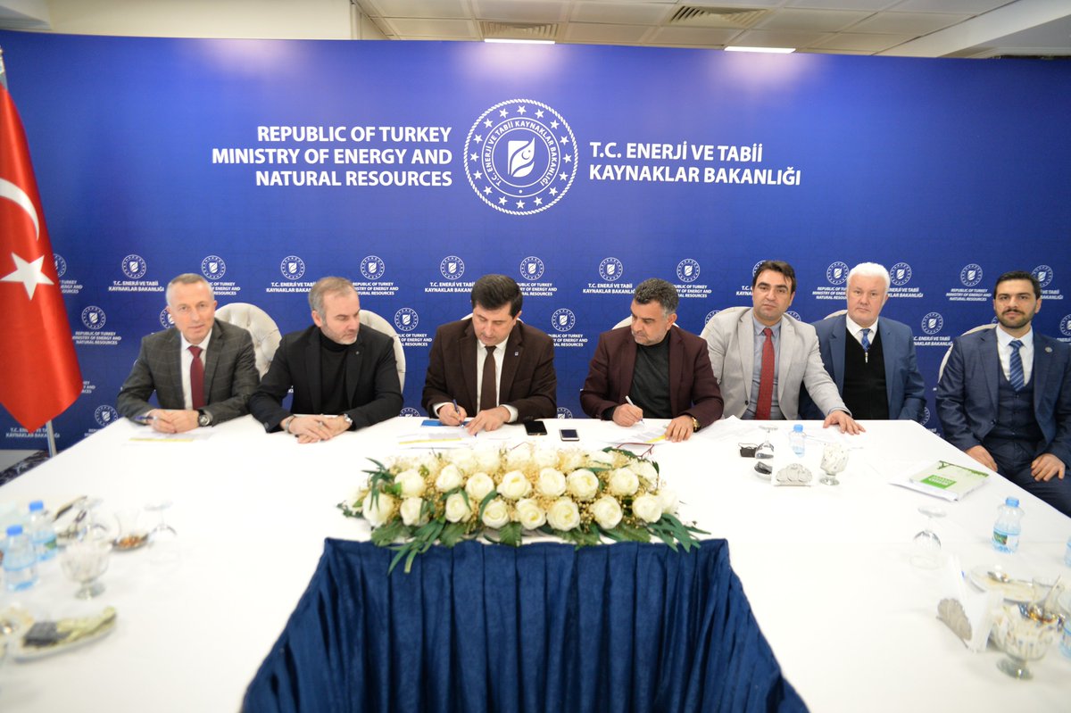 Enerji1sen's tweet photo. Enerji Bir-Sen'in Toplu Sözleşme kazanımı olan "Koruyucu Giyim Malzemesi", TEİAŞ Genel Müdürlüğü'nde imzalandı.

Kurum çalışanlarımıza hayırlı uğurlu olsun. https://t.co/XSCFs1PhQA