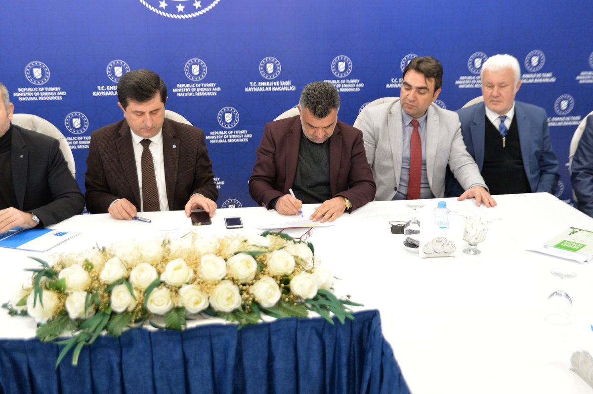Enerji1sen's tweet photo. Enerji Bir-Sen'in Toplu Sözleşme kazanımı olan "Koruyucu Giyim Malzemesi", TEİAŞ Genel Müdürlüğü'nde imzalandı.

Kurum çalışanlarımıza hayırlı uğurlu olsun. https://t.co/XSCFs1PhQA