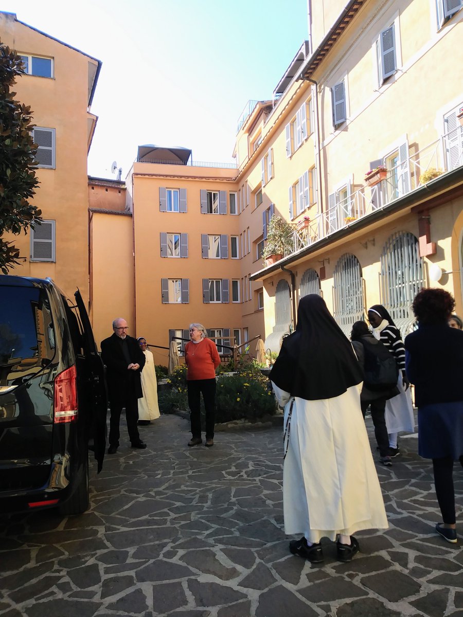 srmcarla's tweet photo. #addioRoma 
A turno ci lasciano le sorelle venute per l'assemblea dal Pakistan, dalla Nigeria, dall'Uganda, dal Brasile, dall'Argentina.. Anche le pratoline sono lì per salutarle. Ma no, non è un addio!
Prima o poi ritorneranno e ... sarà FESTA! https://t.co/qICyF5CGhg