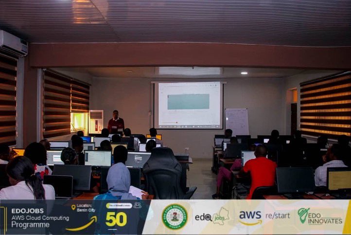 EdoHub's tweet photo. It has been an amazing learning experience for the 50 participants of the ongoing cloud computing class organized by @edojobs through @edoinnovates in collaboration with @amazonwebservices re/start

📸 scenes from the classroom 

#cloudcomputing #cloudpractitioners https://t.co/BMfrDqbALj