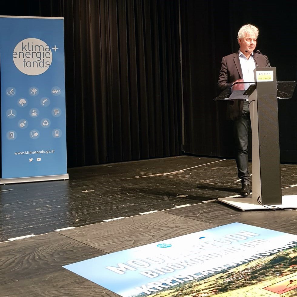 klimafonds's tweet photo. „Die Ressourcen sind begrenzt. Daher ist es umso wichtiger, dass wir nachhaltig wirtschaften &amp; regionale Potentiale nutzen. Das Steirische #Vulkanland zeigt wie: Mit innovativen Maßnahmen zu einer nachhaltigen Zukunft!“ -@ingmarhoebarth #KEM #Bioökonomie #Kreislaufwirtschaft🔄 https://t.co/PydzQXN8Vz