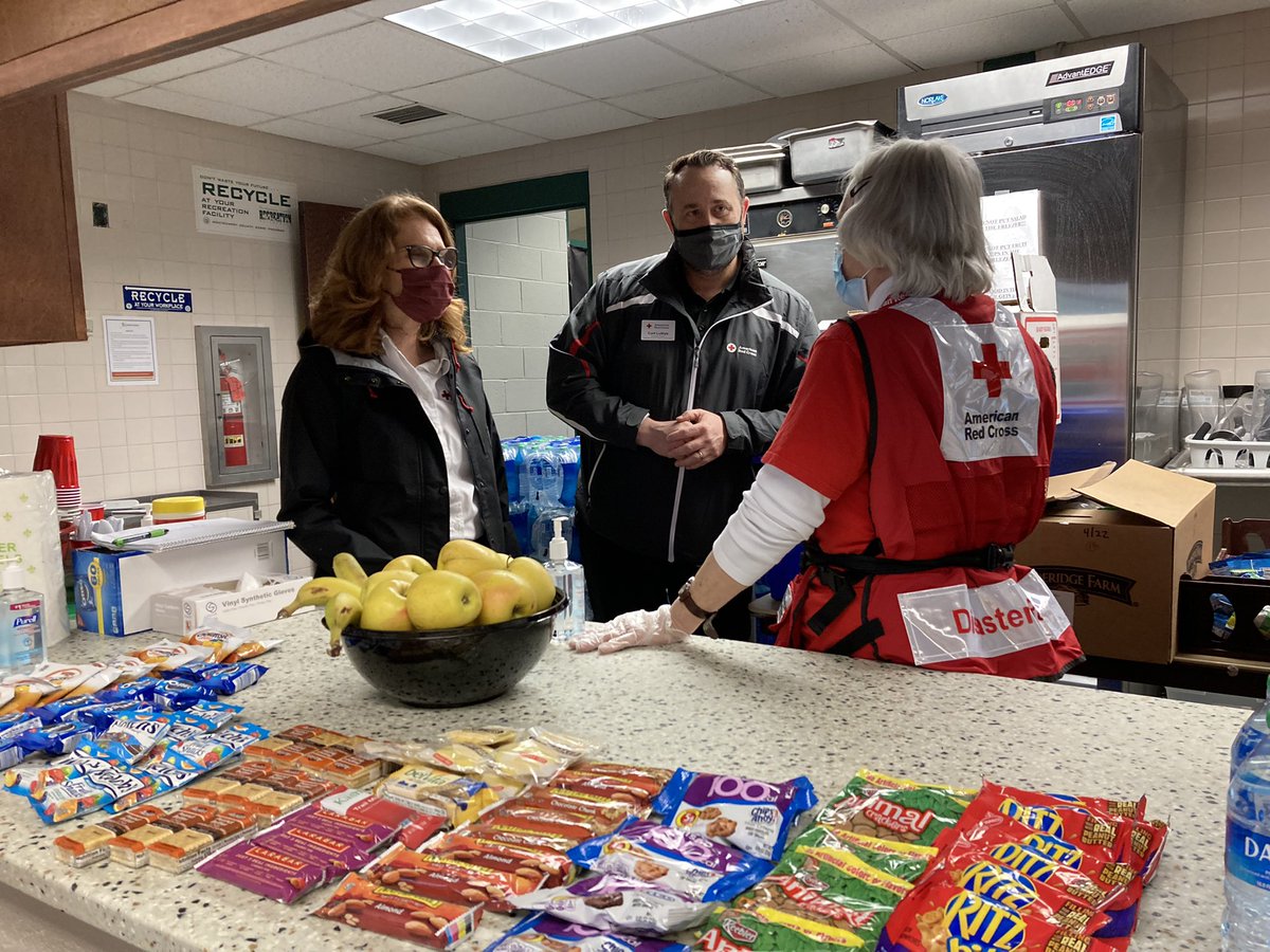 RedCrossNCGC's tweet photo. On 3/9, #RedCrossNCGC leadership, including interim CEO Wendy Vara, stopped by the Silver Spring Explosion Disaster Assistance Center to thank volunteers for providing more than 1,900 meals &amp; snacks and essential mental health support to displaced residents over the past week. https://t.co/67CQHucZ7u