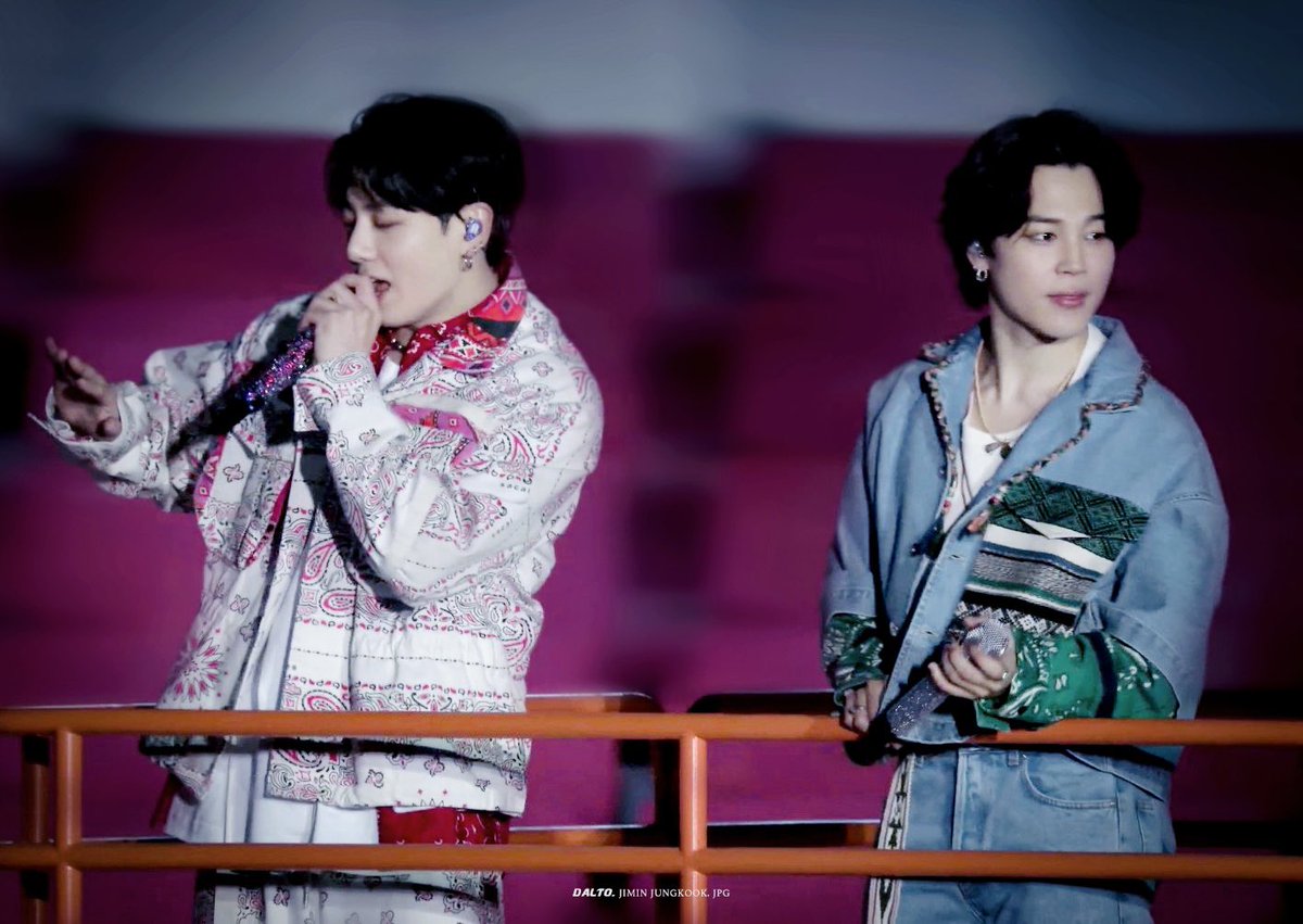 Dalto5813's tweet photo. PTD ON STAGE - SEOUL
정국 지민 캡쳐보정✨ https://t.co/RVHY3JBhp4