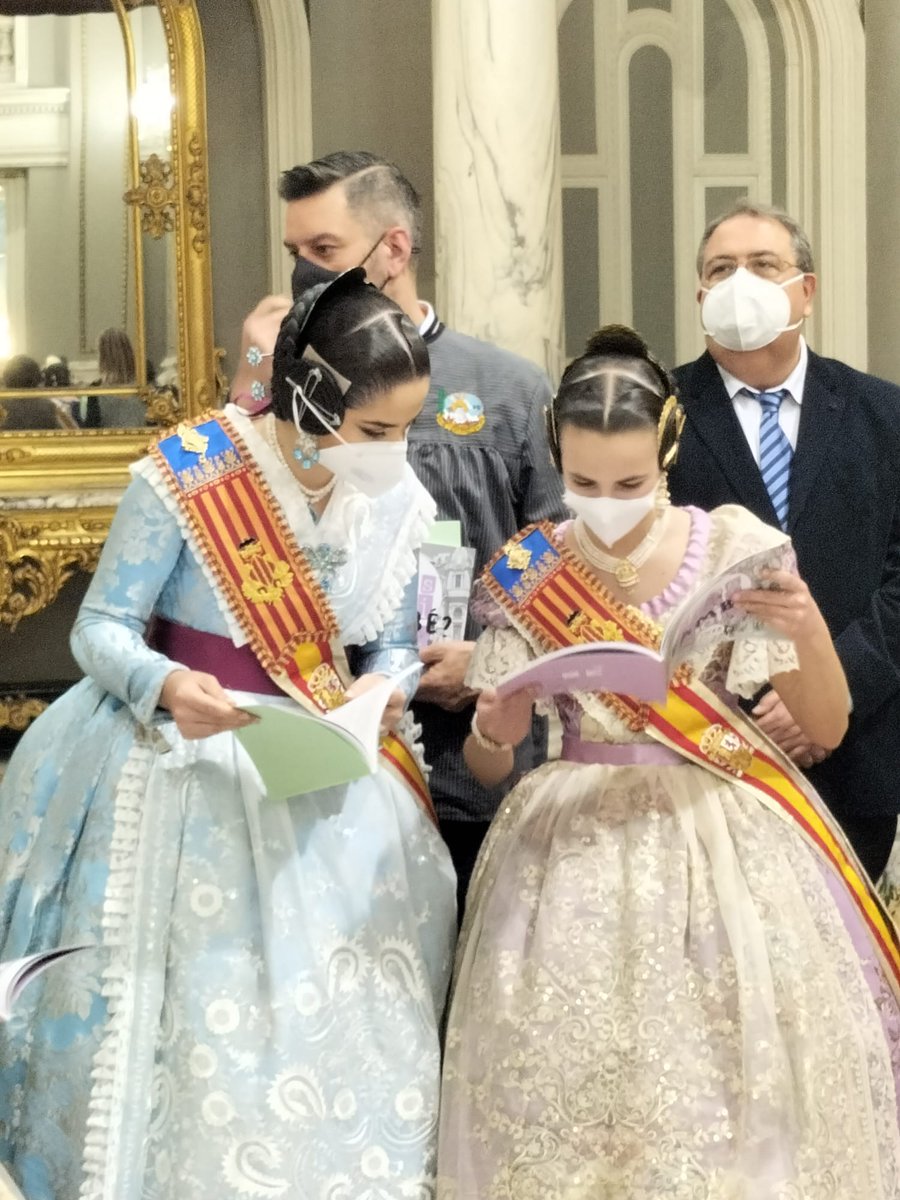festesdeVLC's tweet photo. Hui s'han presentat a l'@AjuntamentVLC els llibrets de les falles municipals🔥. Els dos estan disponibles en la caseta-llibreria 📚de la plaça i també en la web🌐: 
Gran 👉https://t.co/t1MBFTZNts🐻‍❄️
Infantil👉 https://t.co/ux209ONuBh 🖍️🖌️
#Falles22 #FallesUnesco https://t.co/q4mFfR85rE