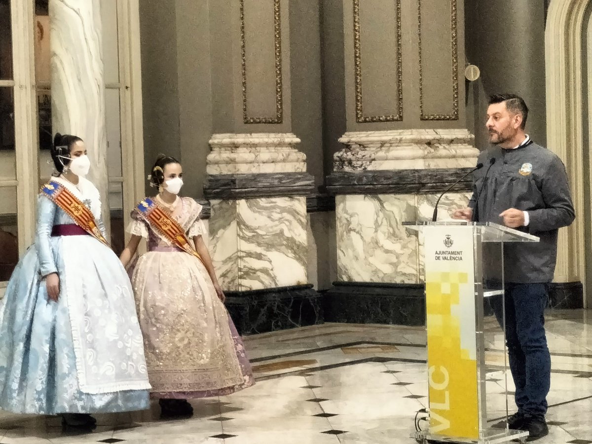 festesdeVLC's tweet photo. Hui s'han presentat a l'@AjuntamentVLC els llibrets de les falles municipals🔥. Els dos estan disponibles en la caseta-llibreria 📚de la plaça i també en la web🌐: 
Gran 👉https://t.co/t1MBFTZNts🐻‍❄️
Infantil👉 https://t.co/ux209ONuBh 🖍️🖌️
#Falles22 #FallesUnesco https://t.co/q4mFfR85rE