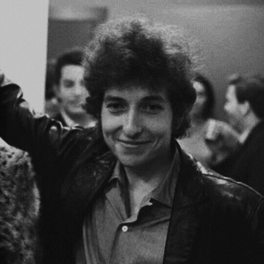 beatlesnewest's tweet photo. Are there any Bob Dylan stans here?💜 https://t.co/dKjWjR4mdC