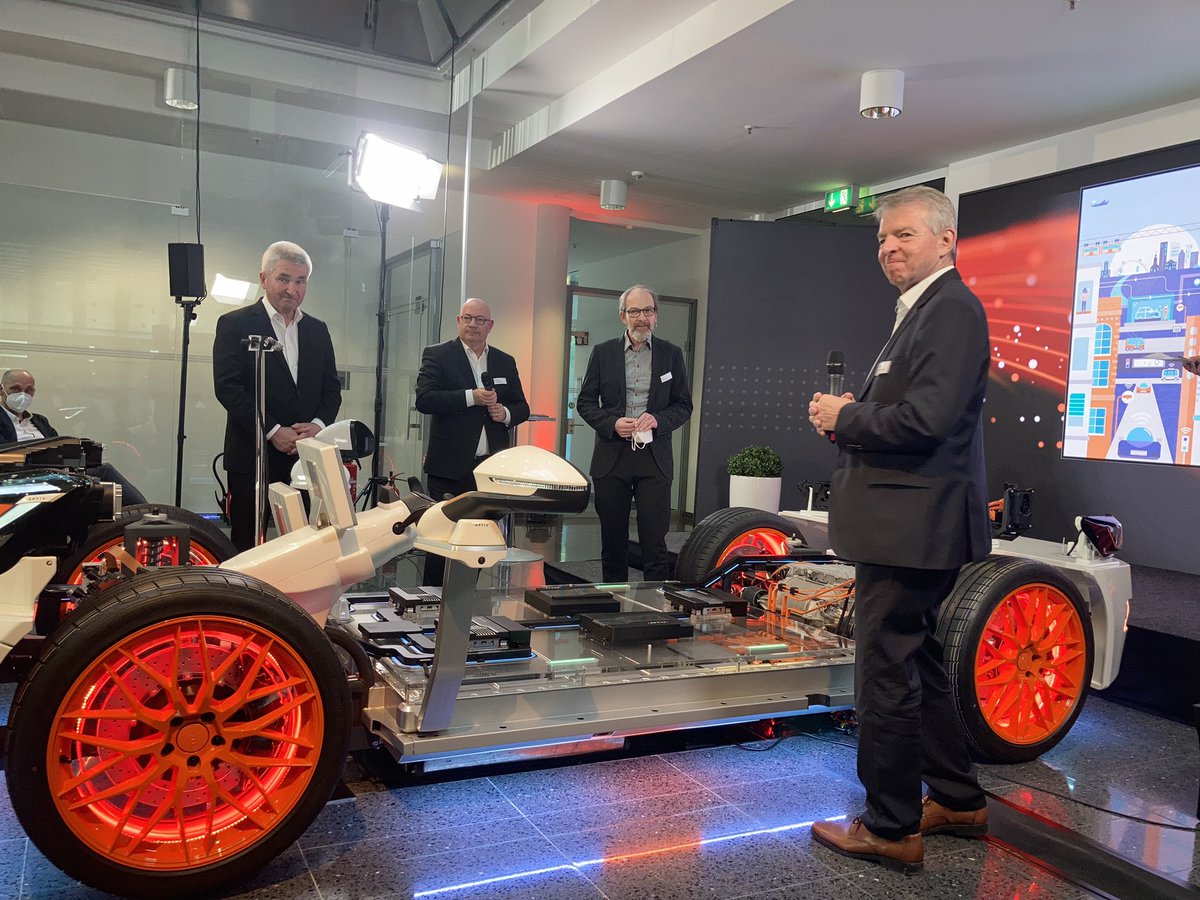 UweSchneidewind's tweet photo. Heute Projektabschluss des Projektes @BergischSmart_M obility mit NRW-Innovationsminister @a_pinkwart. Autonomes Fahren und On-Demand-Verkehre als Bausteine einer Mobilität von morgen - Made im Bergischen Land: https://t.co/MD89IHyfUx https://t.co/G56S7Zh0GV