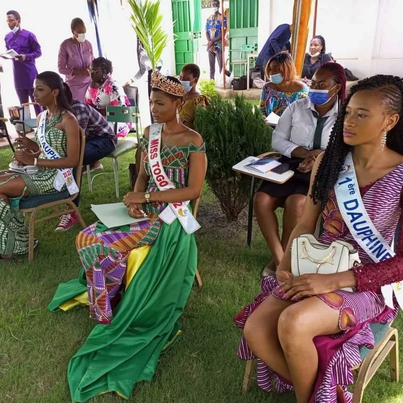 yaoamuama's tweet photo. Le 8 Mars nous avions eu l'honneur d'être invité à une conférence qui s'est tenue à ISLA-Langcenter International TOGO sous le thème "Femmes et Finance:quel leadership?" Merci à  ISLA - Langcenter International TOGO pour l'invitation et pour les bourses d'études.
#8march https://t.co/ZVogQaxwqX