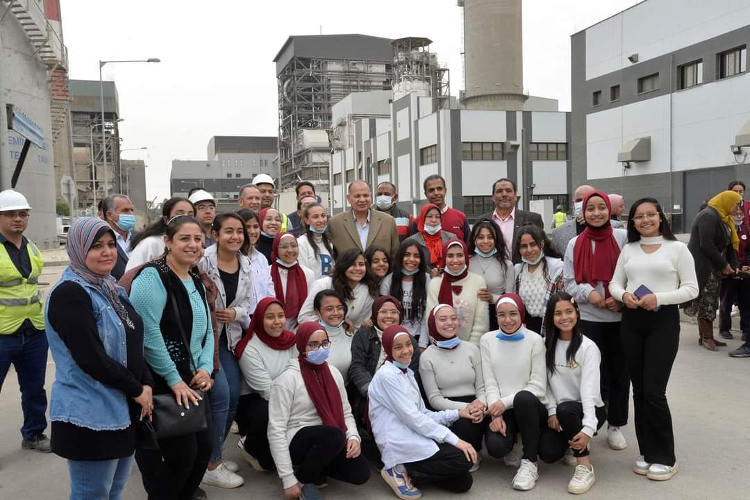 🌇 #مشاريع_مصر🇪🇬|
قام اللواء عصام سعد محافظ أسيوط، مع طلاب جامعة سفنكس وبعض مدارس التربية والتعليم بتفقد مشروع محطة كهرباء الوحدة الثالثة لتوليد الكهرباء بالوليدية، وذلك ضمن خطة تعريف الطلاب بالمشروعات القومية التي يجري تنفيذها بقرى ومراكز المحافظة وأهمية تلك المشروعات.