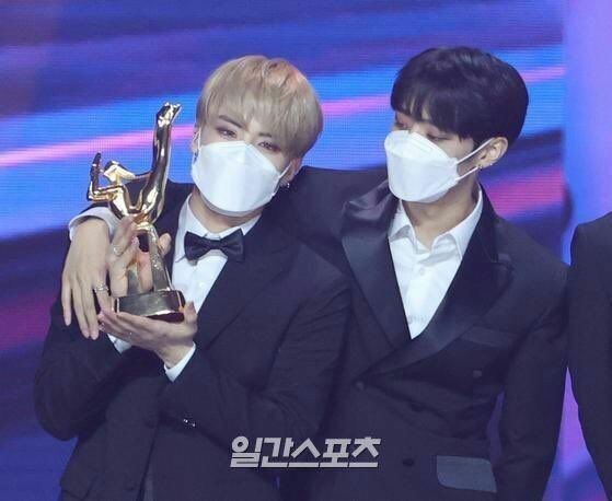 sunricnyukyu's tweet image. sunric with trophies &amp;gt;&amp;gt;&amp;gt;